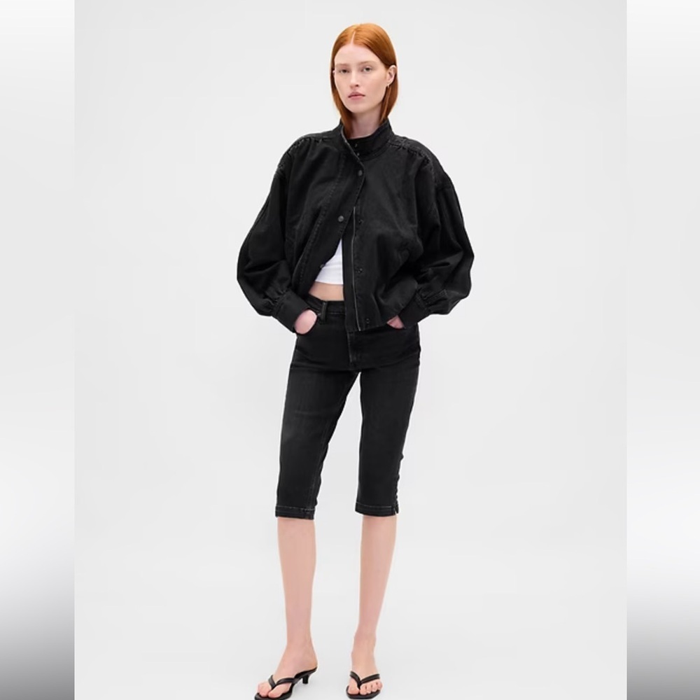 GAP Black Mid Rise Capri jeans size 4
